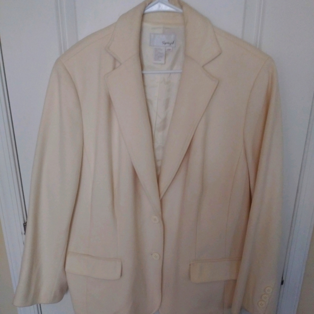 Off white wool blazer size 16 and 18